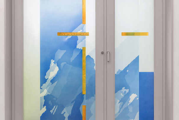 Fenstergestaltung: Airbrush mit Glasschmelzfarbe auf Floatglas, Kreuz Echtantikglas auflaminiert. Die Rückseite der Fensterfläche ist mit einer dreistufigen Ätzmattierung versehen.