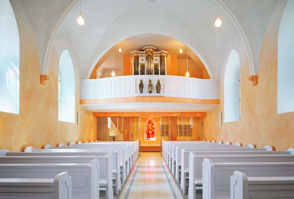Kath. Kirche St. Maria Magdalena, Winterberg-Elkeringhausen.  Raumkonzeption, Wand- und Deckengestaltung in Seccomalerei, Fenstergestaltung (7 Fenster).