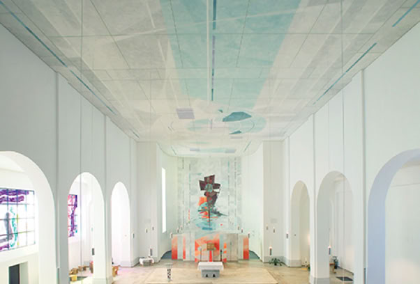 Kath. Pfarrkirche St. Gertrudis, Dortmund. Gestaltung der Akustikdecke und Chorwand in Seccomalerei mit mineralischen Pigmenten auf Akustikplatten sowie auf Putz.  Das auf der Chorwand vorhandene Mosaik sollte in die neue Wandgestaltung integriert werden. Vorgesetzte neue Wandelemente schaffen im Chorraum eine Werktagskapelle.