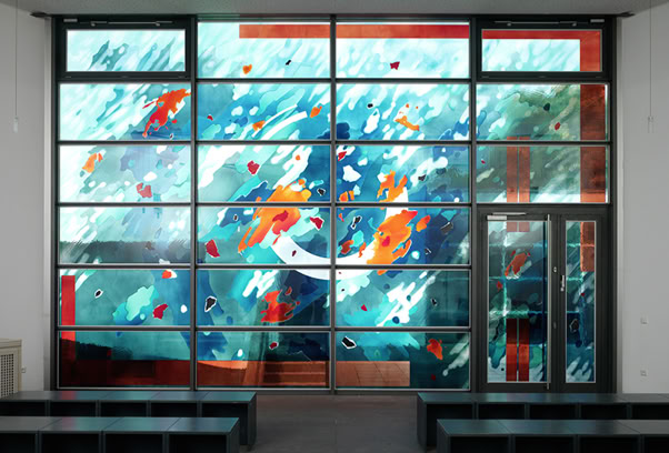 Kapelle St. Ursula-Gymnasium, Brühl. Mehrschichtige Glasintarsie, Zuschnitt aus Opal- und Echt-Antiküberfanggläsern, mehrfach geätzt, flächig auf Sicherheitsglas laminiert und als zusätzliche innere Scheibe montiert.