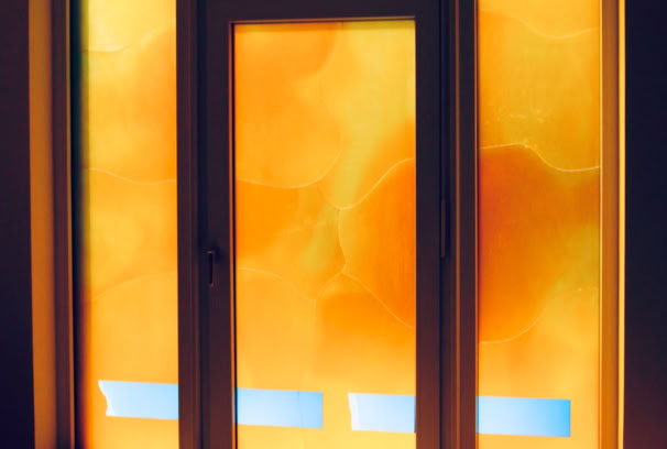 Fenster Caritas Pflegezentrum Neuenhof-Gärten, Düsseldorf-Rath. Glascollage/Intarsie, Zuschnitt aus mundgeblasenen Echt-Antiküberfanggläsern, Farbverläufe geätzt.