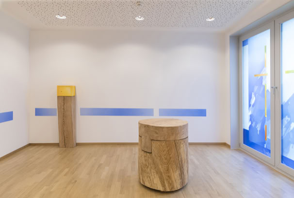 Altar, zweiteilig, Roteiche, massiv, mit der Kettensäge aus dem vollen Stamm geschnitten.
