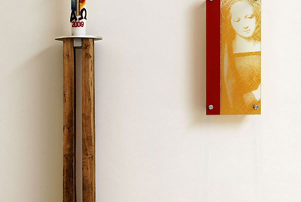 Niels-Stensen-Kliniken, Christliches Klinikum, Melle. Kapelle.  Altarbild: Mehrschichtige Malerei und Siebdruck mit Glasschmelzfarben auf Floatglas, mit Abstand vor der Wand montiert.  Fenstergestaltung: Mehrschichtige Glascollage, Zuschnitt aus Opal-und Echt-Antiküberfanggläsern, mehrfach geätzt, partiell mit Glasschmelzfarbe bemalt, flächig auf Sicherheitsglas laminiert und im Scheibenzwischenraum der Isolierverglasung montiert.  Prinzipalien: Eichenholz massiv, mit der Kettensäge aus dem vollen Stamm geschnitten, teilweise in Kombination mit glasperlengestrahltem Edelstahl. Tabernakel blattvergoldet (Weissgold).