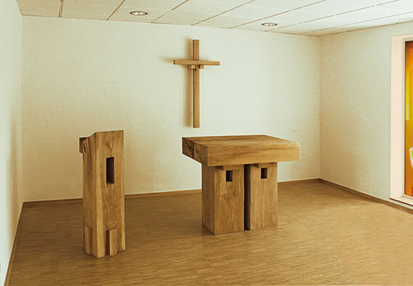 Christliches Seniorenstift, Kapelle, Melle, Raumkonzeption, Fenstergestaltung.  Prinzipalien: Till Hausmann. Platanenholz massiv, mit der Kettensäge aus dem vollen Stamm geschnitten.