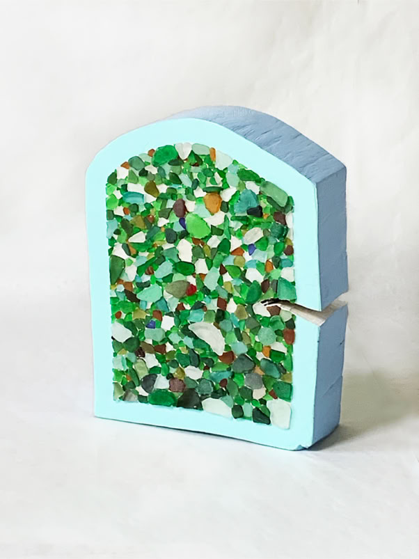 BASSE-TERRE, 2025,  Glas, Acrylfarbe, Lack auf Holz, 57 x 43 x 22 cm 