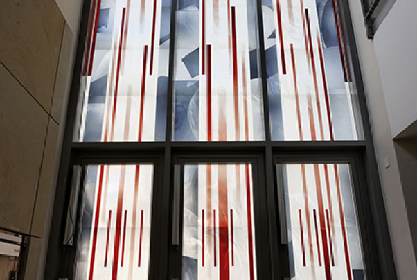 Niels-Stensen-Kliniken, Kapelle, Melle. Fenstergestaltung Eingangsbereich.