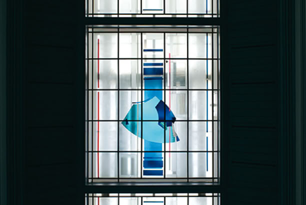 Touristeninformation (Postcarré), Bonn. Gestaltung Glasdecke.  Mehrschichtige Glascollage, Zuschnitt aus Echt-Antiküberfang- und Industriegläsern, teilweise sandgestrahlt, flächig auf Sicherheitsglas laminiert.