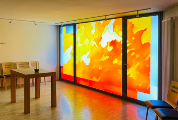 Fenster Kapelle St. Franziskus, dreiteilig, Dortmund-Scharnhorst. Glascollage/Intarsie, Zuschnitt aus mundgeblasenen Echt-Antiküberfanggläsern, Farbverläufe geätzt.