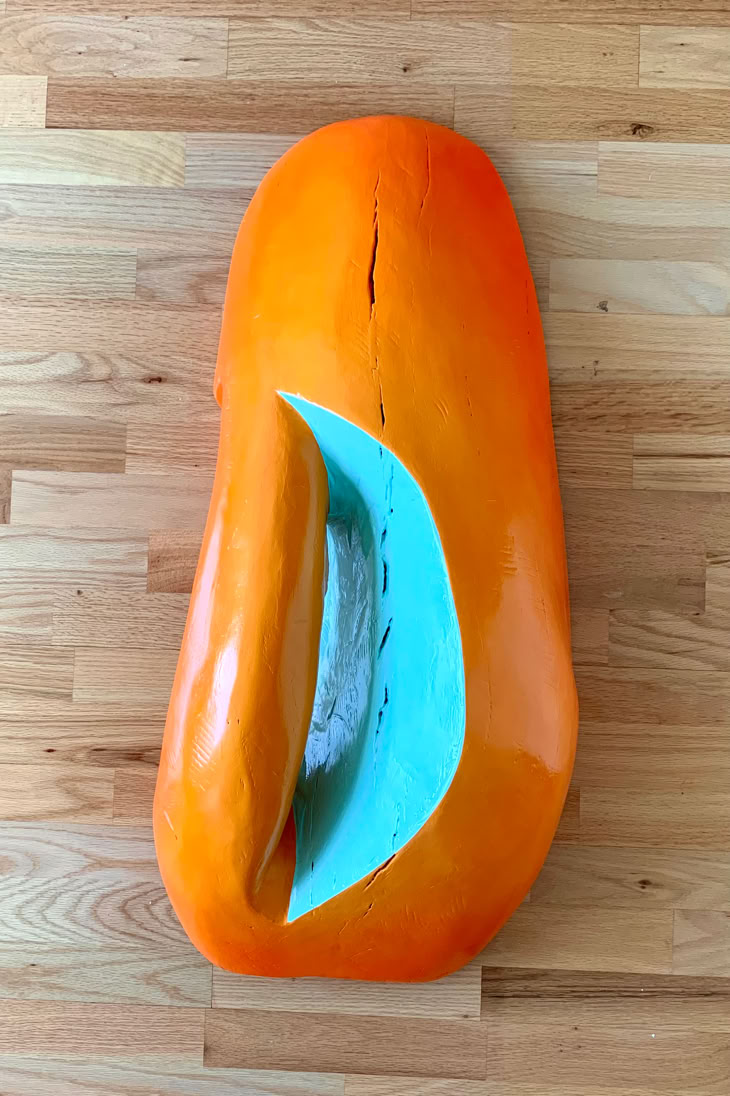 ORANGE PUMP,  2024, Acrylfarbe, Lack auf Holz, 92 x 24,6 x 36 cm 